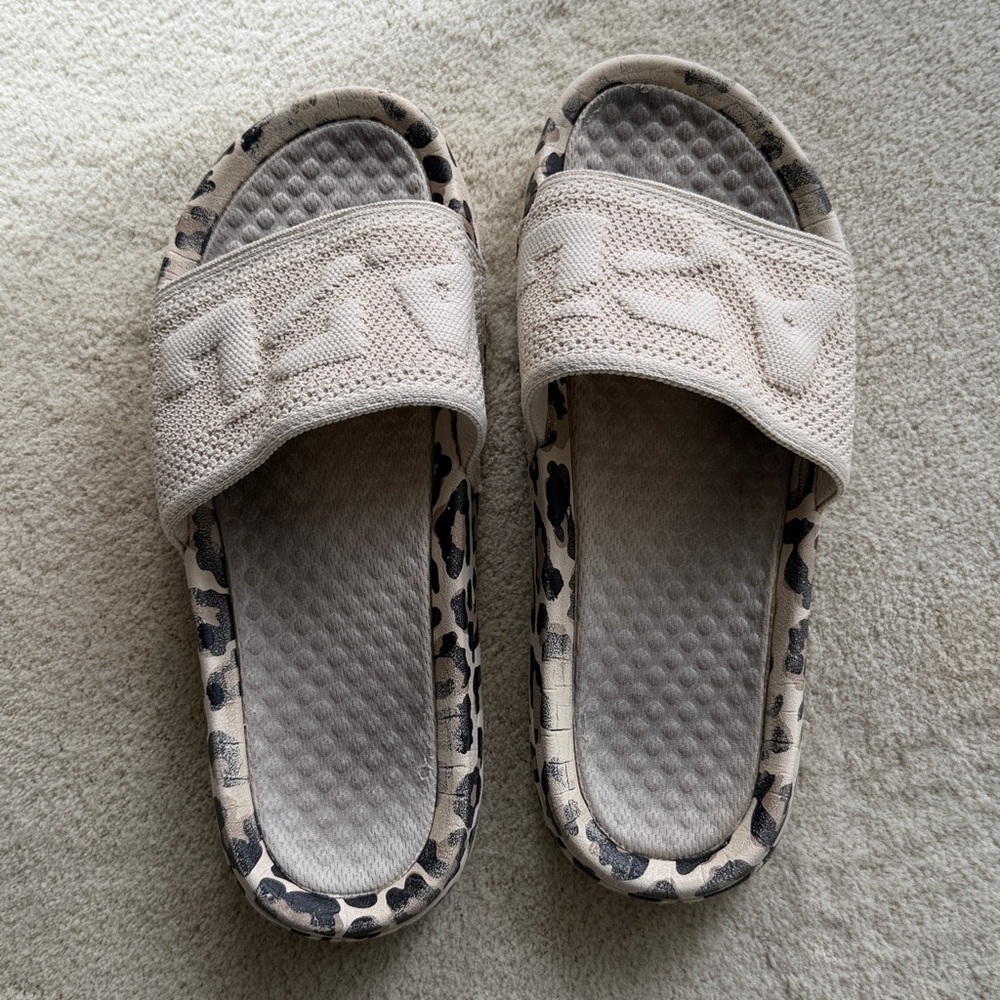 APL Big Logo TechLoom Slides Cream Beige Leopard Animal print size 9